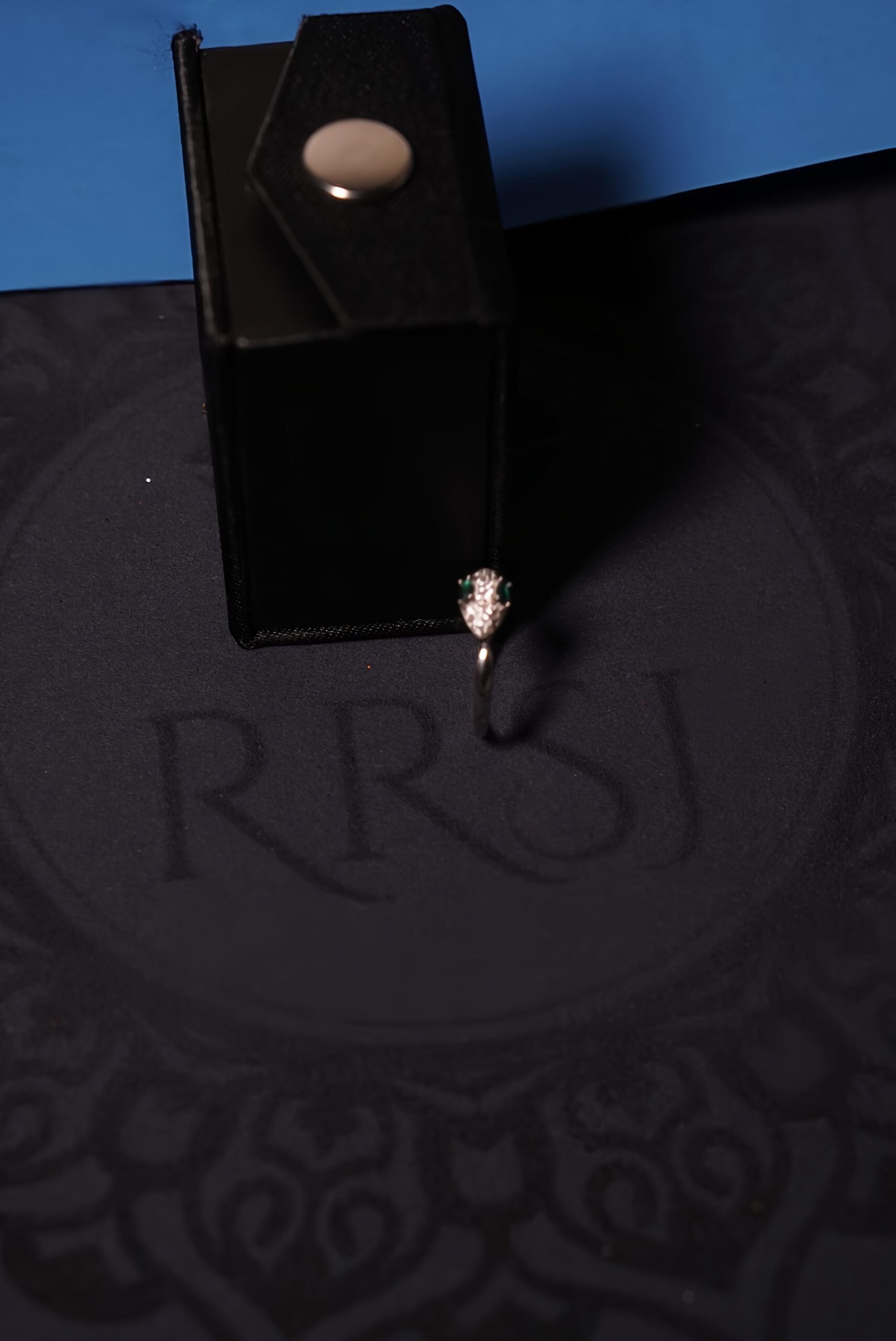 Limited edition serpent with stone ring - Image 2